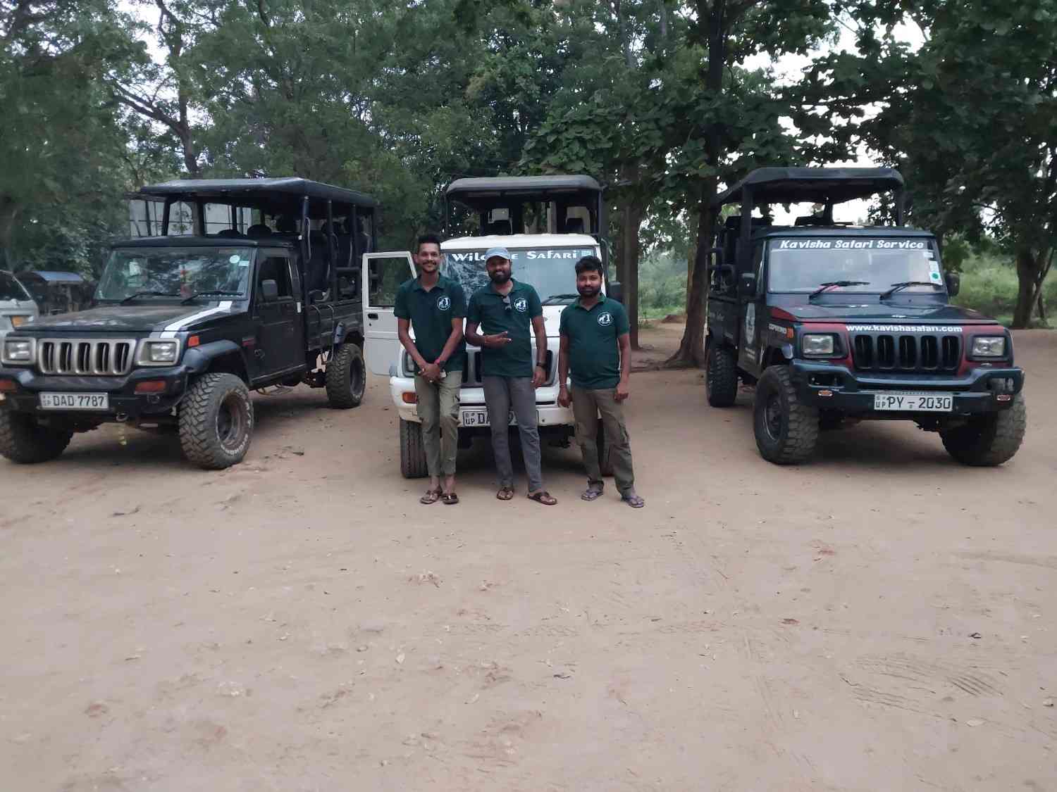 Safari guides in discussion